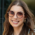 O Óculos de Sol Lila Marrom possui um design moderno, em formato redondo, armação de metal anticorrosivo rose e acetato italiano na cor marrom. Lente na cor degradê na cor marrom.