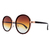 O Óculos de Sol Lila Marrom possui um design moderno, em formato redondo, armação de metal anticorrosivo rose e acetato italiano na cor marrom. Lente na cor degradê na cor marrom.