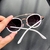 O Óculos de Sol Play Branco possui um design moderno, em formato redondo, detalhes em acetato em volta das lentes na cor branco, armação em metal na cor rose e lentes degradê na cor roxa.