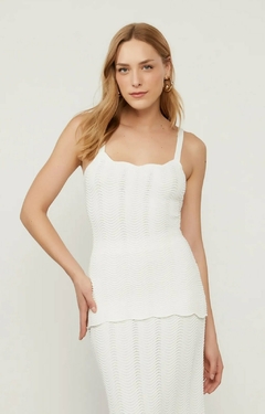 Modelo usando regata animale off white de tricot com ondas caneladas.