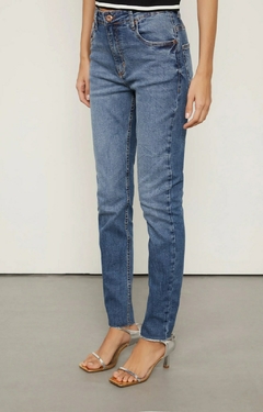 Calça jeans Animale skinny midi delave da marca Animale, com detalhes em lavagem clara e ajuste no corpo, combinada com sandálias de salto.