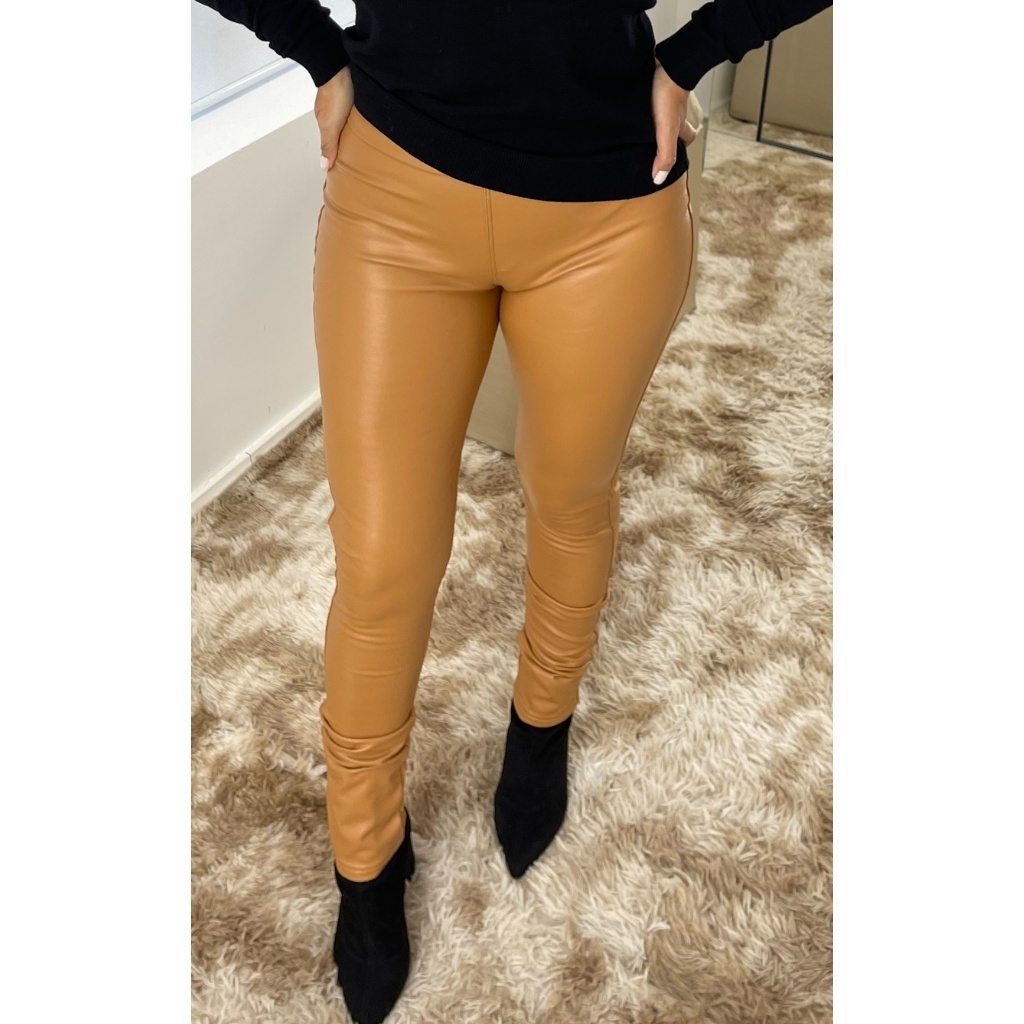 Calça Courino (Couro Sintético) Apeluciada estilo Legging