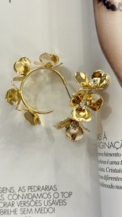 ARGOLA DOURADA DE FLORES - comprar online