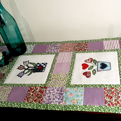 Trilho de mesa em patchwork com motivos de vasinho flores