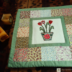 Toalha de mesa em patchwork com motivo de flores tulipas