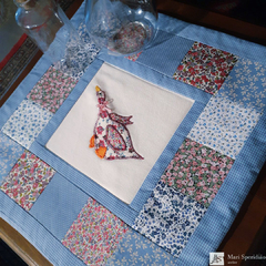 Toalha de mesa em patchwork com motivo de patinha estilizada