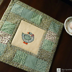 Toalha de mesa em patchwork com motivo de patinha