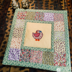 Toalha de mesa com motivo de patinha estilizada em patchwork