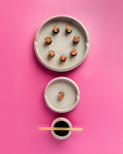 Prato Sushi de cerâmica redondo médio com descanso pra hashi Violeta - Cerâmica Lavanda peças Exclusivas feitas à mão