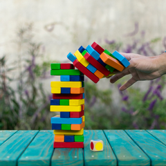 Jenga de colores con dado Kurimi en internet