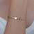 Pulseira feminina delicada estilo Riviera com zircônias coloridas e pingente de coração liso folheado em ouro 18k