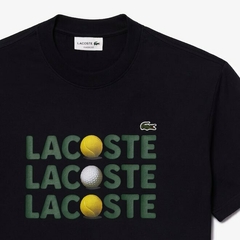 REMERA DE ALGODÓN GRUESO CLASSIC FIT CON ESTAMPADO PELOTAS LACOSTE (9565) - comprar online