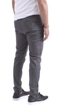 PANTALON CHINO CHUPIN GABARDINA SPANDEX BUGATO (5586) en internet