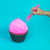 luminaria-abajur-mesa-formato-cupcake-rosa-usare-com-lampada-acesa-fundo-azul-humanizado