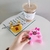 suporte-para-celular-em-silicone-formato-porco-rosa-imagem-ambientada
