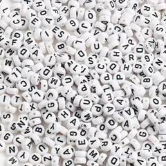 Letras plásticas 7mm pacote de 25g com Aprox 200 Pçs - Branco/Preto na internet