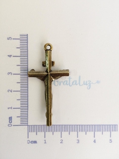 Crucifixo Redenção em Metal - Ouro Velho - comprar online