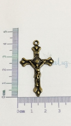 Crucifixo Luz em Metal Ouro Velho - comprar online