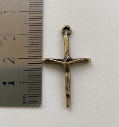 Crucifixo Água Viva com acabamento ouro velho - comprar online