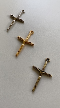 Crucifixo Água Viva com acabamento dourado na internet