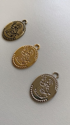 Medalha Santo Expedito em metal dourado na internet