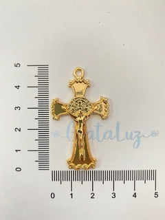 Crucifixo São Bento VI cor dourado - comprar online