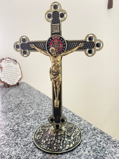 Crucifixo de Mesa com a Medalha de São Bento 25cm - Ouro Velho - comprar online