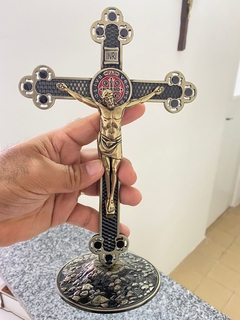 Crucifixo de Mesa com a Medalha de São Bento 25cm - Ouro Velho na internet