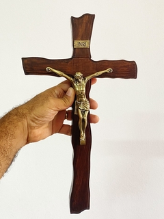 Crucifixo de Parede em Madeira Nobre 39cm - Ouro Velho - comprar online