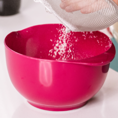 Bowl de melamina fucsia 2,8 litros con pico vertedor - comprar online