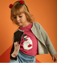 Casaco Infantil Feminino Branca de Neve  - Marca Alphabeto - Pose