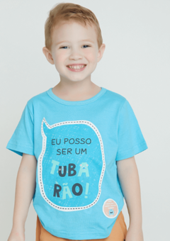 Camiseta Infantil Masculina Sou Tubarão - Marca Alphabeto - Pose