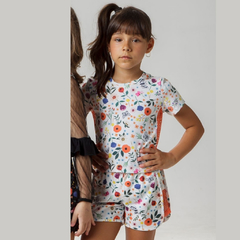 Conjunto Infantil Feminino Cropped com Short Estampa Flores e Borboletas - Marca Mylu - Pose