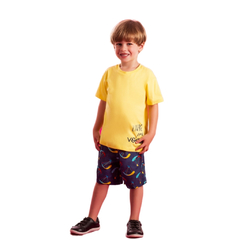 Conjunto Infantil Masculino com Blusa Amarela e Bermuda Azul Marinho Estampada - Marca Precoce - Pose