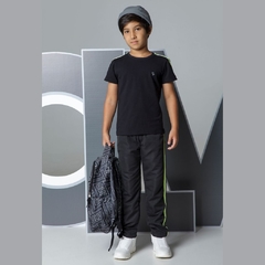 Conjunto Infantil Masculino T-Shirt Básica com Calça e Fita nas Laterais Preto