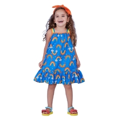 Vestido Infantil Feminino Arco-Íris no Fundo Azul - Marca Precoce - Pose