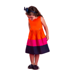 Vestido Infantil Feminino com Gola Quadrada e Cintura Franzida Tricolor - Marca Precoce - Pose