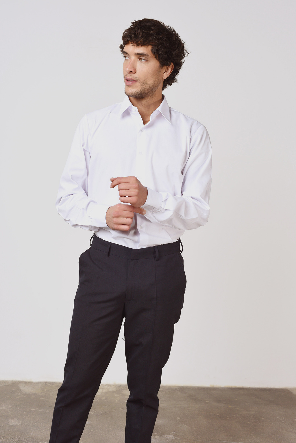 Pantalón azul y camisa blanca hotsell