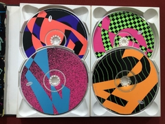 CD - Omigod! The 80's Pop Culture Box - 7 CDs - Importado - Sebo Mosaico - Livros, DVD's, CD's, LP's, Gibis e HQ's