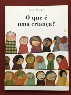 Livro - O Que É Uma Criança? - Beatrice Alemagna - Martins Fontes - Seminovo
