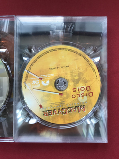 DVD - Box Macgyver - 1ª Temporada Completa - 5 Discos - Sebo Mosaico - Livros, DVD's, CD's, LP's, Gibis e HQ's