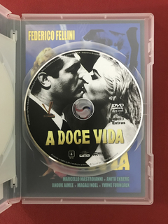 DVD Duplo - A Doce Vida - Federico Fellini - Seminovo - Sebo Mosaico - Livros, DVD's, CD's, LP's, Gibis e HQ's