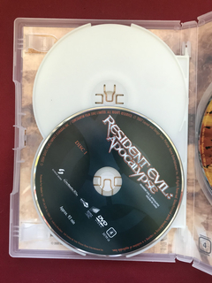 DVD - Resident Evil - A Trilogia - Milla Jovovich - Seminovo - Sebo Mosaico - Livros, DVD's, CD's, LP's, Gibis e HQ's
