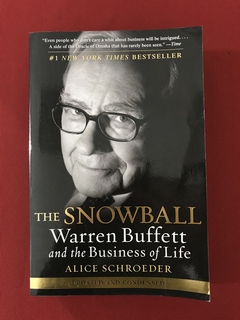 Livro- The Snowball: Warren Buffett And The - Seminovo