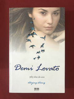 Livro- 365 Dias Do Ano - Staying Strong- Demi Lovato - Semin
