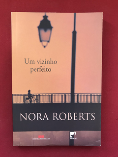 Livro - Um Vizinho Perfeito - Nora Roberts - Seminovo