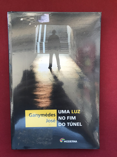 Livro - Uma Luz No Fim Do Túnel - Ganymédes José - Moderna