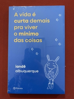 Livro - A Vida É Curta Demais Pra Viver O Mínimo Das Coisas - Iandê A. - Novo