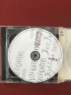 CD Duplo - Foo Fighters - One By One - Nacional - Sebo Mosaico - Livros, DVD's, CD's, LP's, Gibis e HQ's