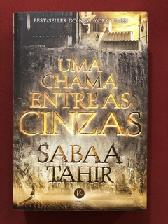 Livro - Uma Chama Entre As Cinzas - Sabaa Tahir - Verus - Seminovo